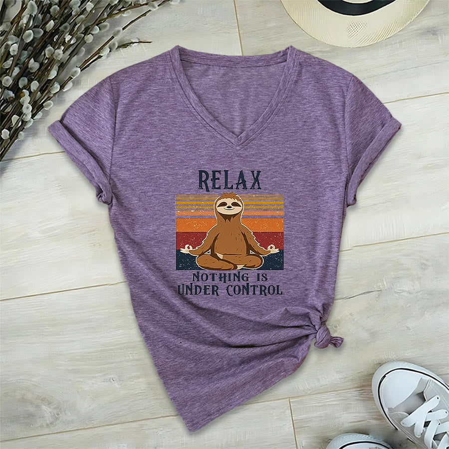 T-shirt con scollo a V e stampa "Relax, niente è sotto controllo" Olivenorma con bradipo in meditazione. - Viola - 2XL - image 36