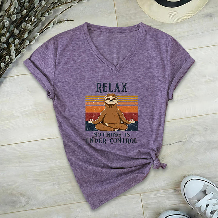 T-shirt con scollo a V e stampa "Relax, niente è sotto controllo" Olivenorma con bradipo in meditazione. - Viola - 2XL - image 36