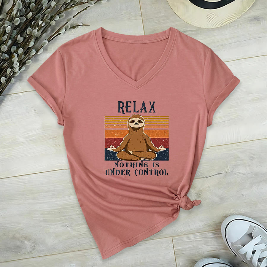 T-shirt con scollo a V e stampa "Relax, niente è sotto controllo" Olivenorma con bradipo in meditazione. - Rosa - 2XL - image 6