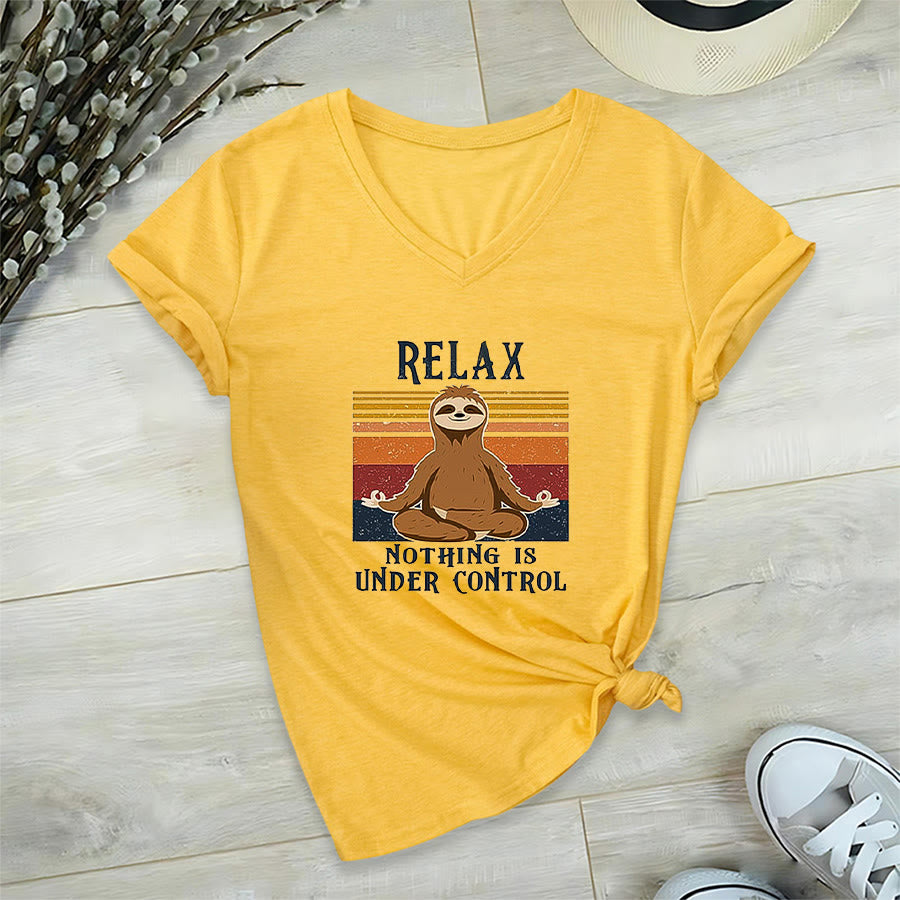 T-shirt con scollo a V e stampa "Relax, niente è sotto controllo" Olivenorma con bradipo in meditazione. - Giallo - 2XL - image 30
