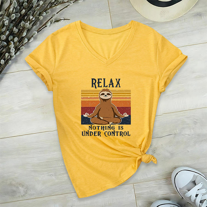 T-shirt con scollo a V e stampa "Relax, niente è sotto controllo" Olivenorma con bradipo in meditazione. - Giallo - 2XL - image 30