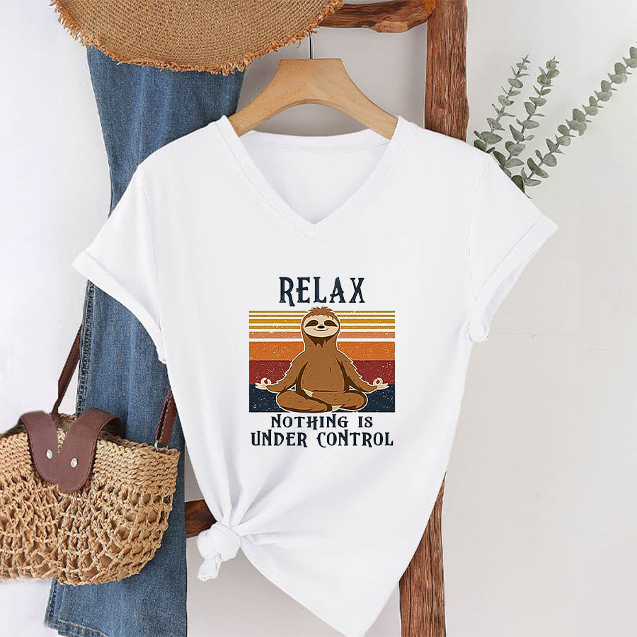 T-shirt con scollo a V e stampa "Relax, niente è sotto controllo" Olivenorma con bradipo in meditazione. - image 19
