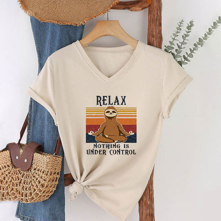T-shirt con scollo a V e stampa "Relax, niente è sotto controllo" Olivenorma con bradipo in meditazione. - image 4