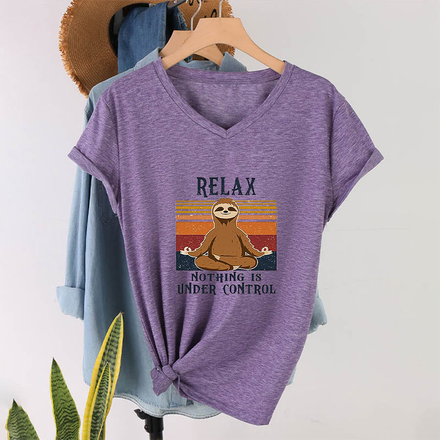 T-shirt con scollo a V e stampa "Relax, niente è sotto controllo" Olivenorma con bradipo in meditazione. - image 37