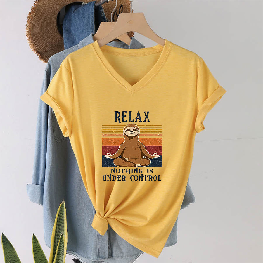 T-shirt con scollo a V e stampa "Relax, niente è sotto controllo" Olivenorma con bradipo in meditazione. - image 31