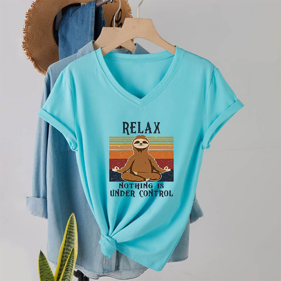 T-shirt con scollo a V e stampa "Relax, niente è sotto controllo" Olivenorma con bradipo in meditazione. - image 10