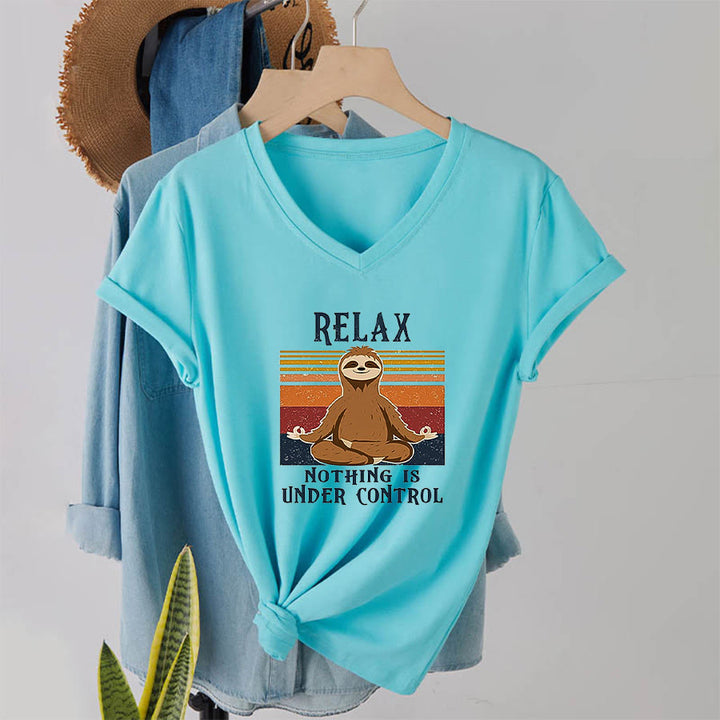 T-shirt con scollo a V e stampa "Relax, niente è sotto controllo" Olivenorma con bradipo in meditazione. - image 10