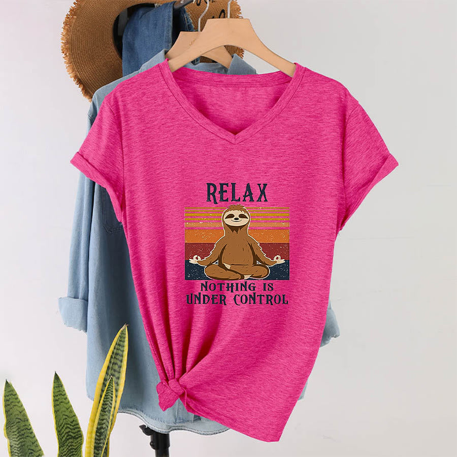 T-shirt con scollo a V e stampa "Relax, niente è sotto controllo" Olivenorma con bradipo in meditazione. - image 34