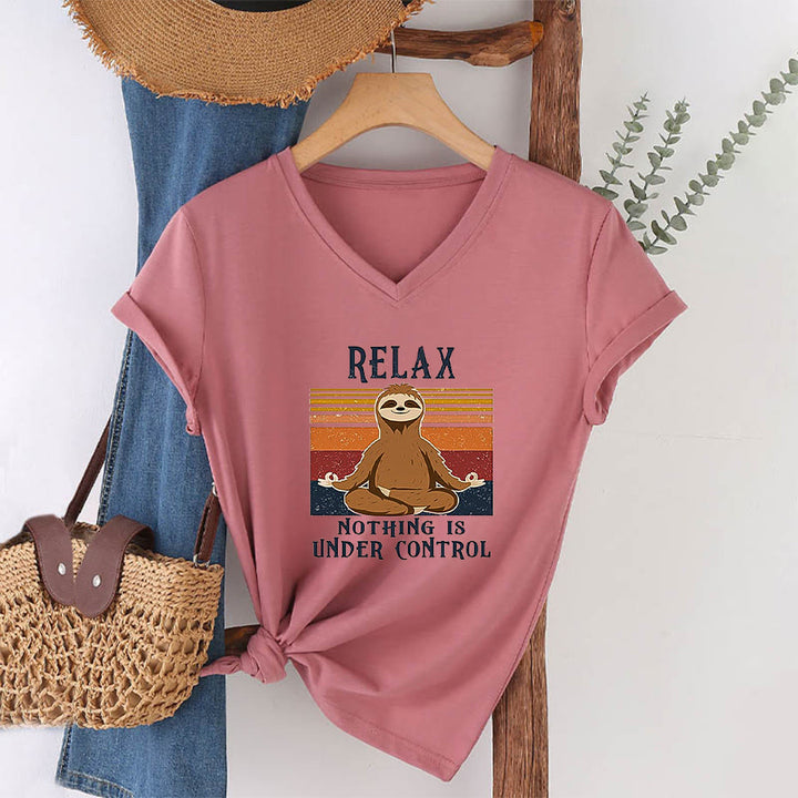 T-shirt con scollo a V e stampa "Relax, niente è sotto controllo" Olivenorma con bradipo in meditazione. - image 7