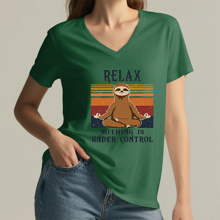 T-shirt con scollo a V e stampa "Relax, niente è sotto controllo" Olivenorma con bradipo in meditazione. - image 26