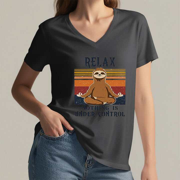 T-shirt con scollo a V e stampa "Relax, niente è sotto controllo" Olivenorma con bradipo in meditazione. - image 17