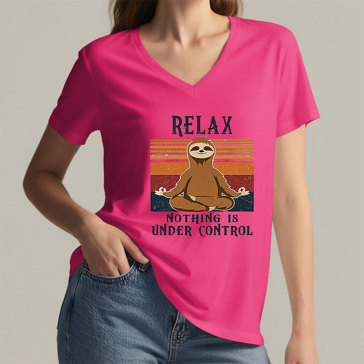 T-shirt con scollo a V e stampa "Relax, niente è sotto controllo" Olivenorma con bradipo in meditazione. - image 35
