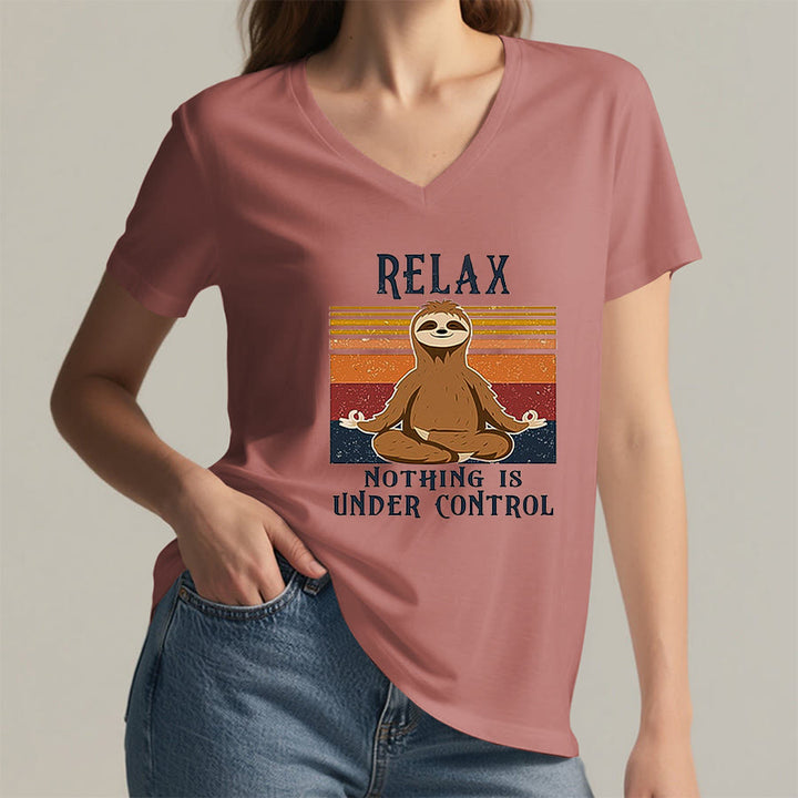 T-shirt con scollo a V e stampa "Relax, niente è sotto controllo" Olivenorma con bradipo in meditazione. - image 8
