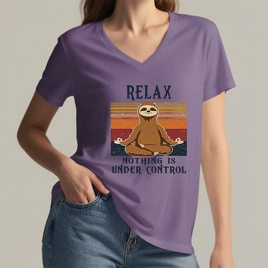 T-shirt con scollo a V e stampa "Relax, niente è sotto controllo" Olivenorma con bradipo in meditazione. - image 38