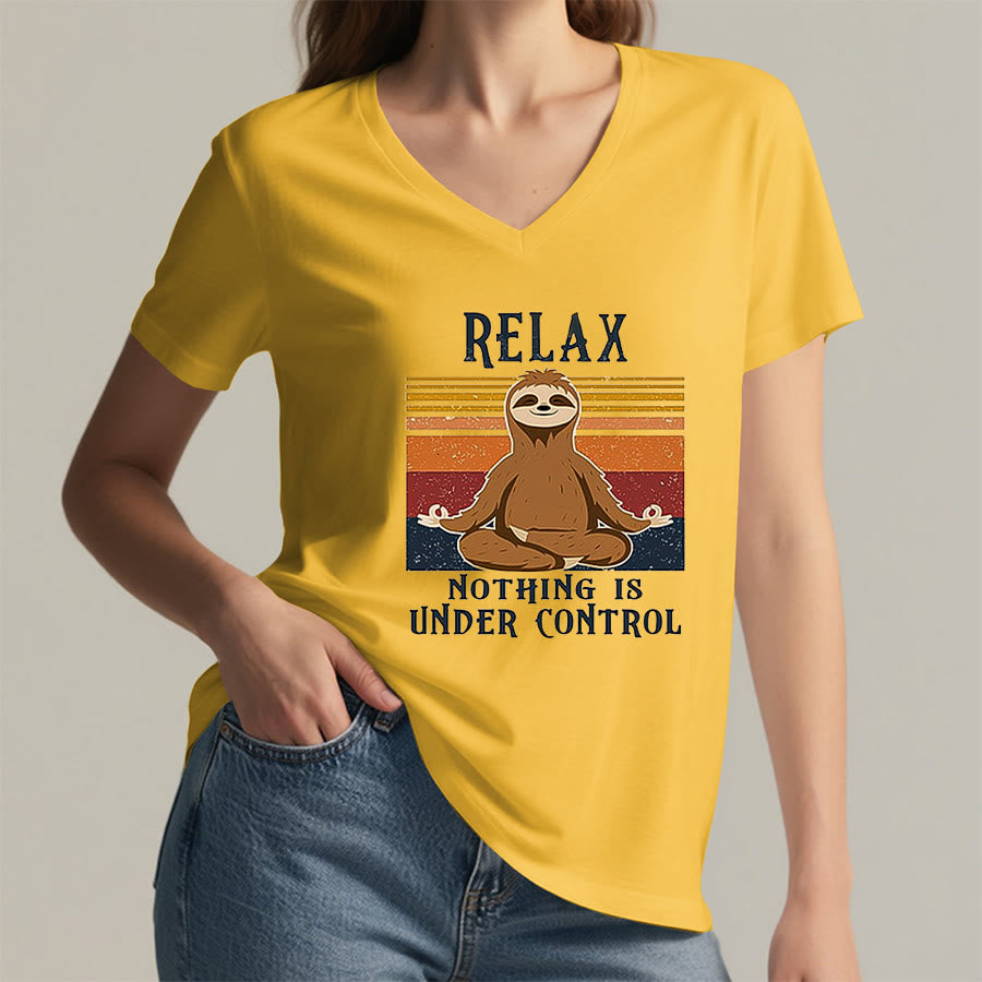 T-shirt con scollo a V e stampa "Relax, niente è sotto controllo" Olivenorma con bradipo in meditazione. - image 32