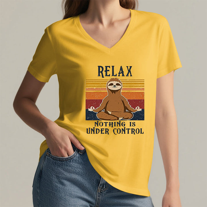 T-shirt con scollo a V e stampa "Relax, niente è sotto controllo" Olivenorma con bradipo in meditazione. - image 32