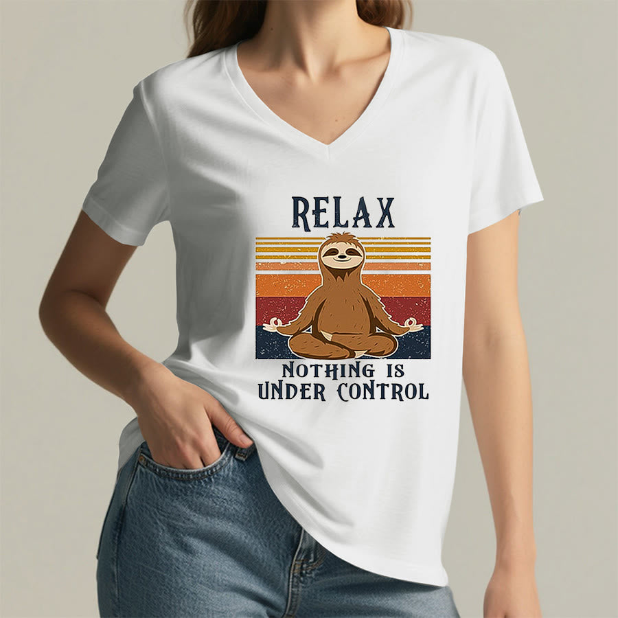 T-shirt con scollo a V e stampa "Relax, niente è sotto controllo" Olivenorma con bradipo in meditazione. - image 20