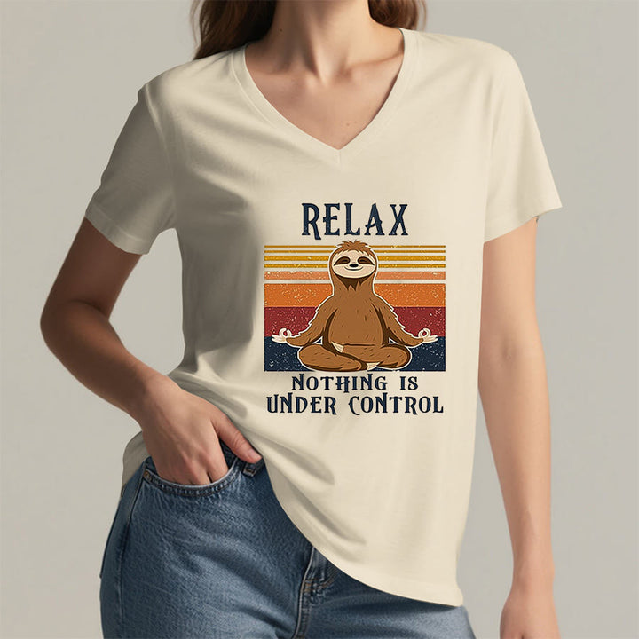 T-shirt con scollo a V e stampa "Relax, niente è sotto controllo" Olivenorma con bradipo in meditazione. - image 5