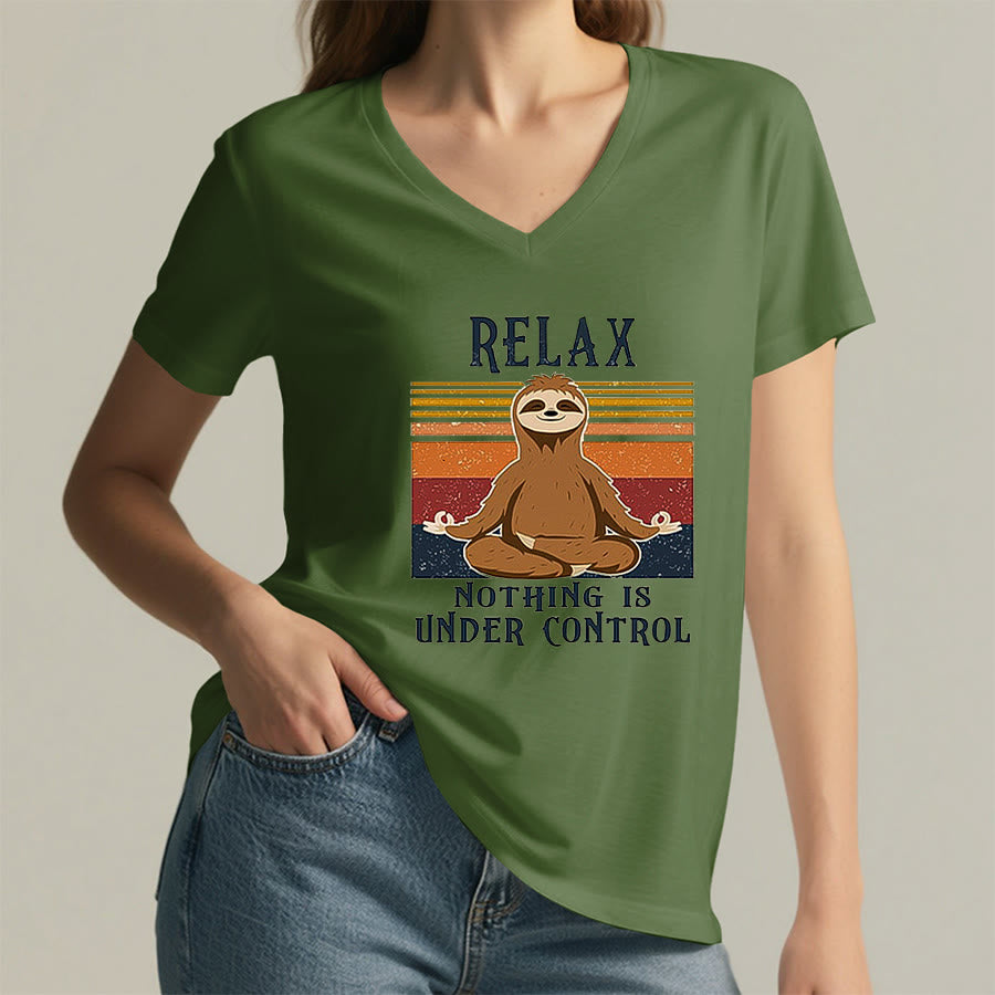 T-shirt con scollo a V e stampa "Relax, niente è sotto controllo" Olivenorma con bradipo in meditazione. - image 2