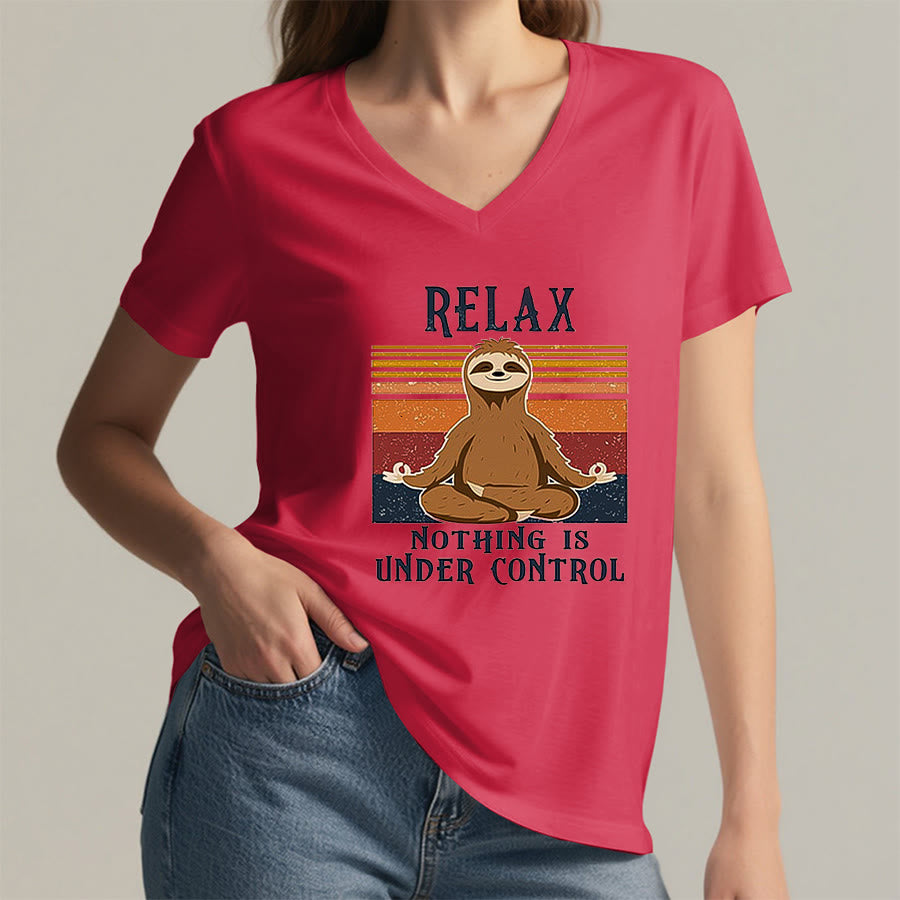 T-shirt con scollo a V e stampa "Relax, niente è sotto controllo" Olivenorma con bradipo in meditazione. - image 29