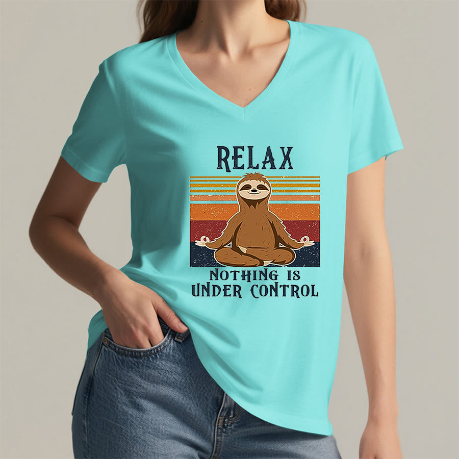 T-shirt con scollo a V e stampa "Relax, niente è sotto controllo" Olivenorma con bradipo in meditazione. - image 11