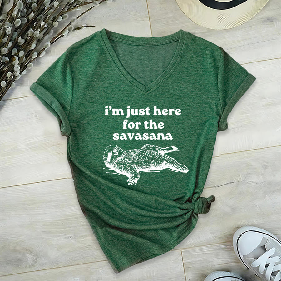 Maglietta con scollo a V e grafica umoristica del bradipo Olivenorma "Savasana". - Verde scuro - 2XL - image 0