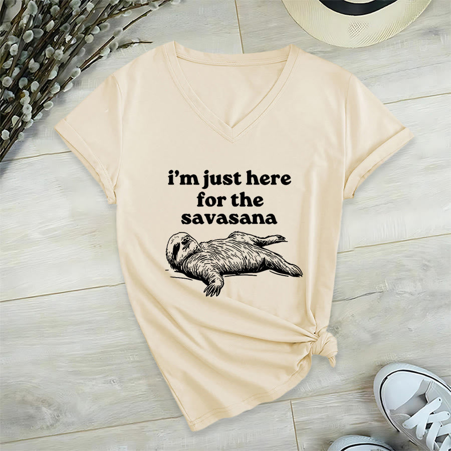 Maglietta con scollo a V e grafica umoristica del bradipo Olivenorma "Savasana". - Cachi - 2XL - image 3