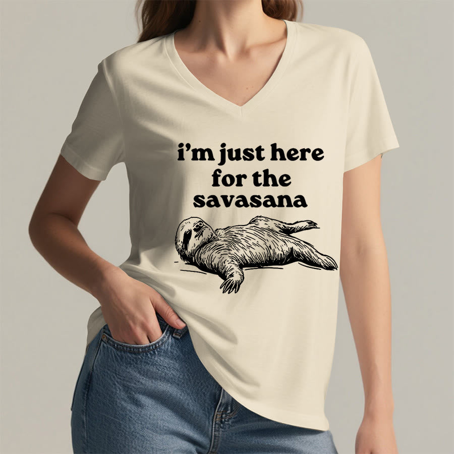 Maglietta con scollo a V e grafica umoristica del bradipo Olivenorma "Savasana". - image 5
