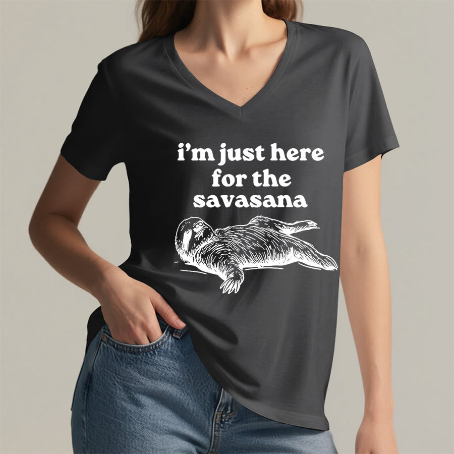 Maglietta con scollo a V e grafica umoristica del bradipo Olivenorma "Savasana". - image 17
