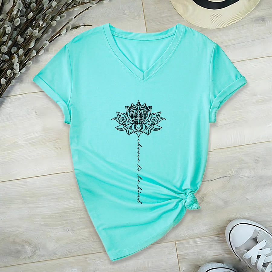 T-shirt Olivenorma con scollo a V e stampa mandala di loto "Choose To Be Kind" - Lago Blu - 2XL - image 9