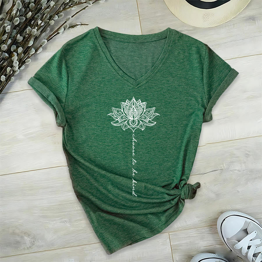 T-shirt Olivenorma con scollo a V e stampa mandala di loto "Choose To Be Kind" - Verde scuro - 2XL - image 0