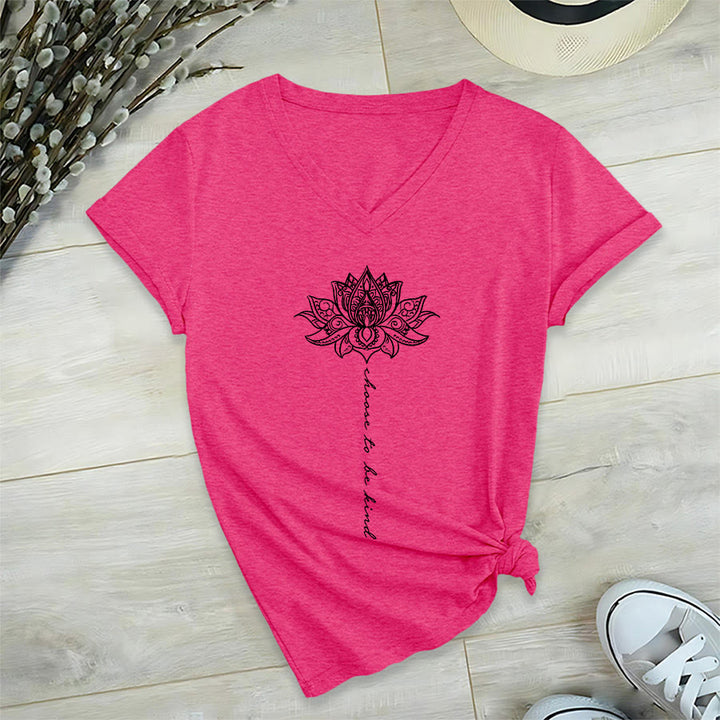 T-shirt Olivenorma con scollo a V e stampa mandala di loto "Choose To Be Kind" - image 34