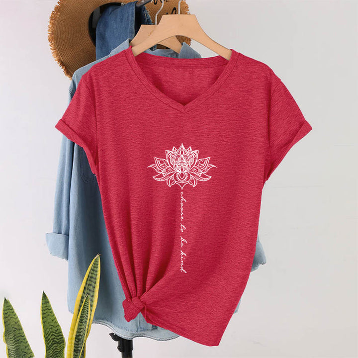 T-shirt Olivenorma con scollo a V e stampa mandala di loto "Choose To Be Kind" - image 28