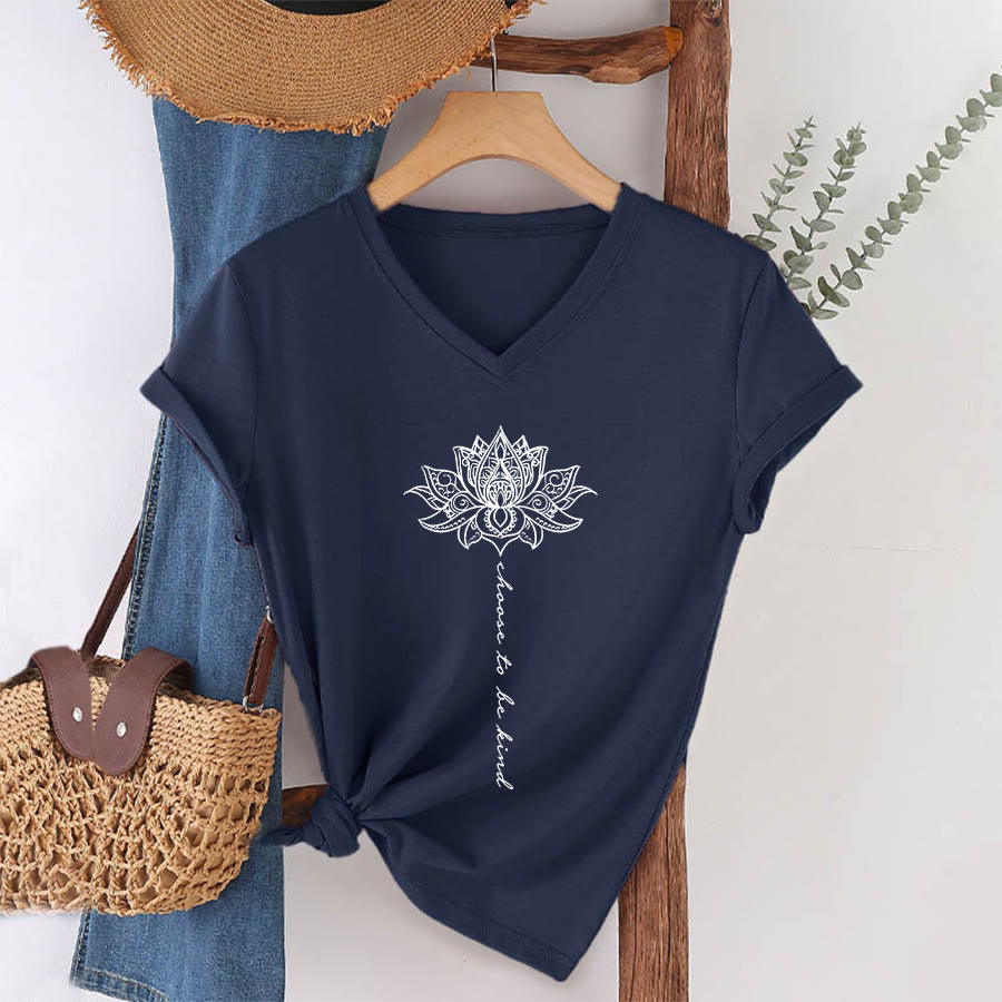 T-shirt Olivenorma con scollo a V e stampa mandala di loto "Choose To Be Kind" - image 22