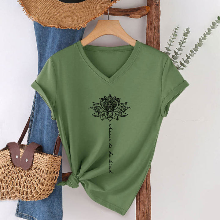 T-shirt Olivenorma con scollo a V e stampa mandala di loto "Choose To Be Kind" - image 25