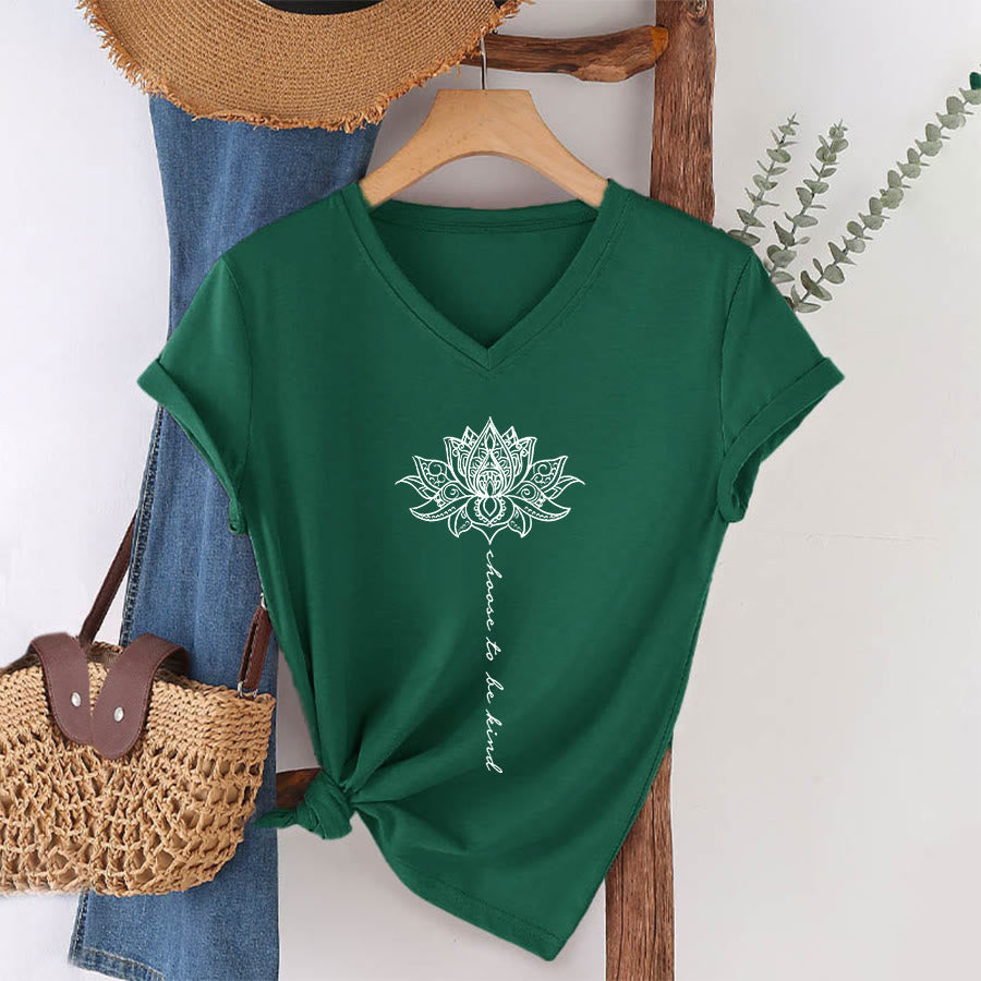 T-shirt Olivenorma con scollo a V e stampa mandala di loto "Choose To Be Kind" - image 1