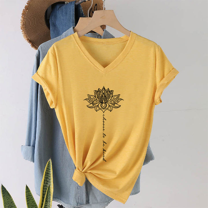 T-shirt Olivenorma con scollo a V e stampa mandala di loto "Choose To Be Kind" - image 31