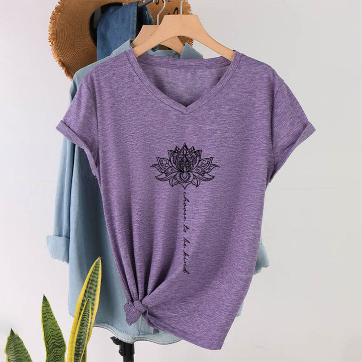T-shirt Olivenorma con scollo a V e stampa mandala di loto "Choose To Be Kind" - image 37