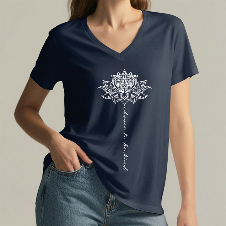 T-shirt Olivenorma con scollo a V e stampa mandala di loto "Choose To Be Kind" - image 23