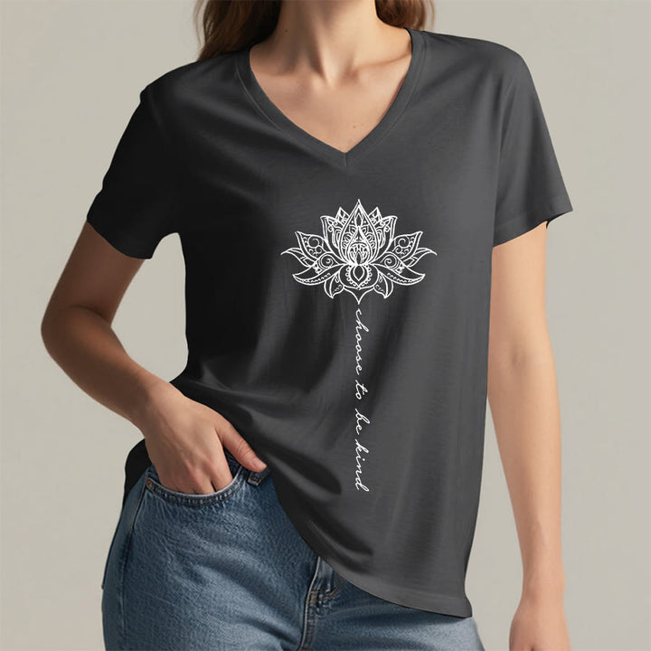 T-shirt Olivenorma con scollo a V e stampa mandala di loto "Choose To Be Kind" - image 17