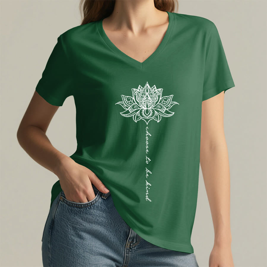 T-shirt Olivenorma con scollo a V e stampa mandala di loto "Choose To Be Kind" - image 2
