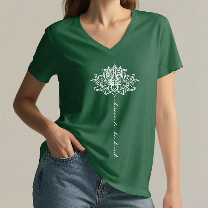 T-shirt Olivenorma con scollo a V e stampa mandala di loto "Choose To Be Kind" - image 2