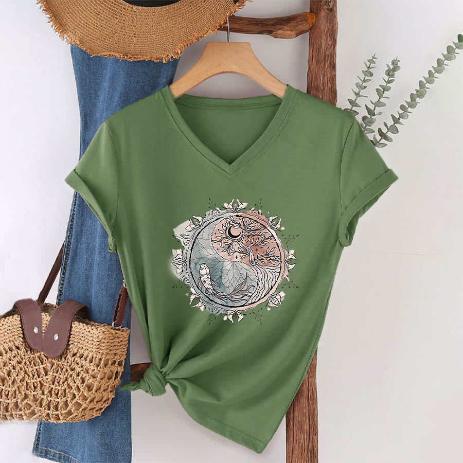 T-shirt Olivenorma con intricato design Yin Yang a tema natura, con albero e carpa koi, con scollo a V. - Verde oliva - 2XL - image 24