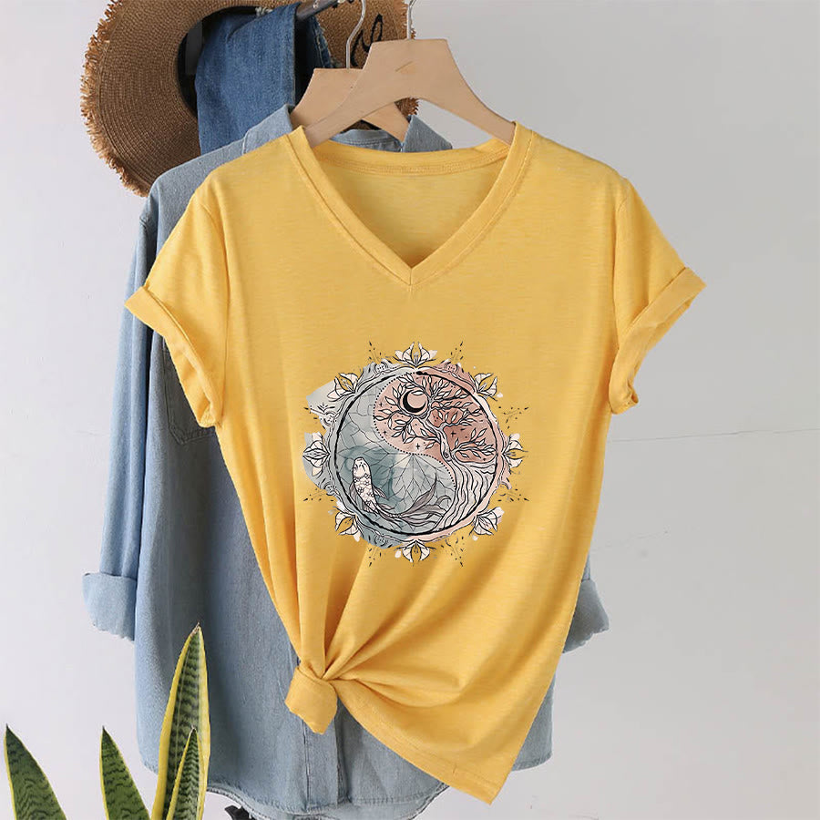 T-shirt Olivenorma con intricato design Yin Yang a tema natura, con albero e carpa koi, con scollo a V. - Giallo - 2XL - image 30