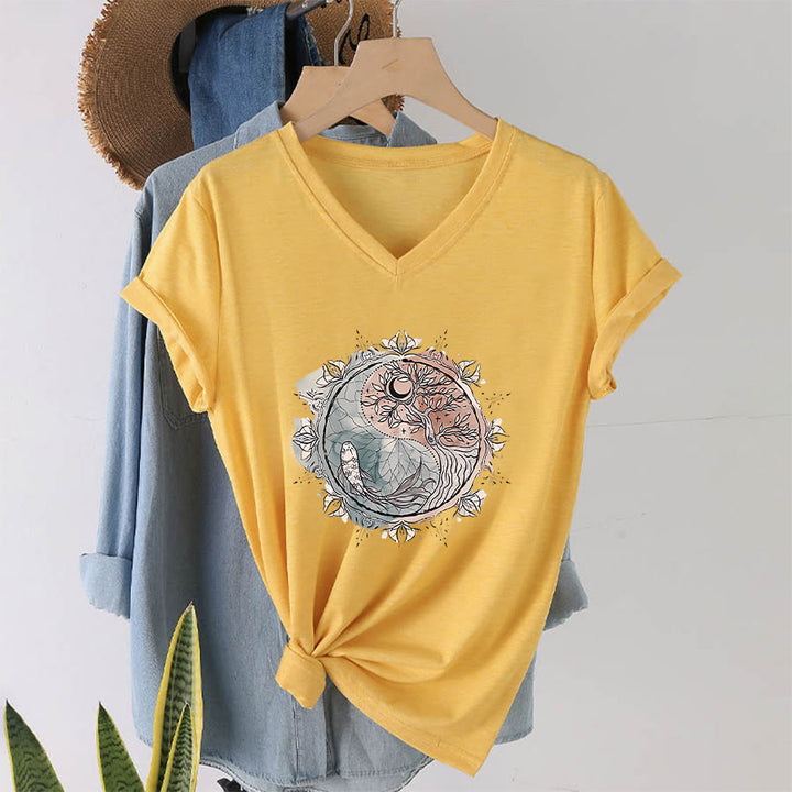 T-shirt Olivenorma con intricato design Yin Yang a tema natura, con albero e carpa koi, con scollo a V. - Giallo - 2XL - image 30