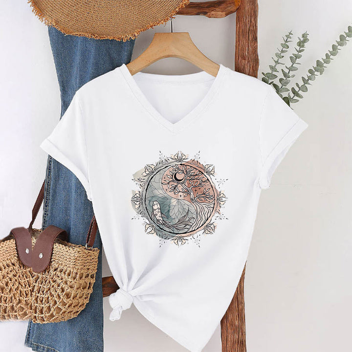 T-shirt Olivenorma con intricato design Yin Yang a tema natura, con albero e carpa koi, con scollo a V. - Bianco - 2XL - image 0