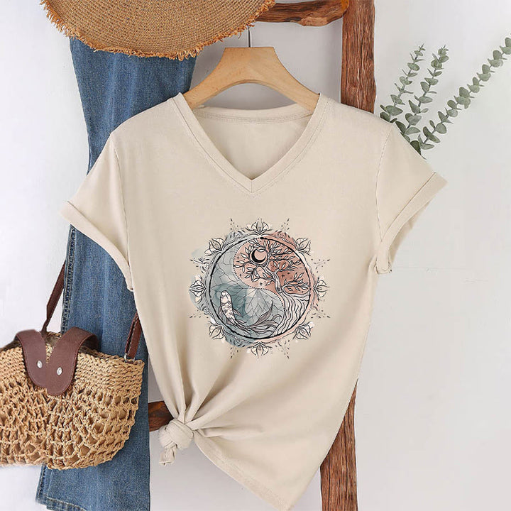 T-shirt Olivenorma con intricato design Yin Yang a tema natura, con albero e carpa koi, con scollo a V. - Cachi - 2XL - image 3