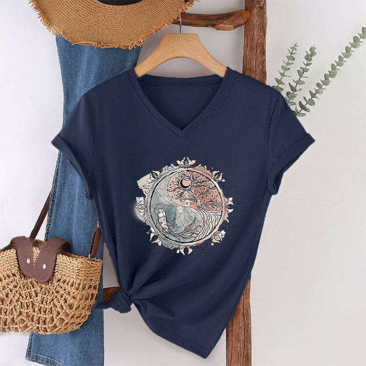 T-shirt Olivenorma con intricato design Yin Yang a tema natura, con albero e carpa koi, con scollo a V. - Blu navy - 2XL - image 18