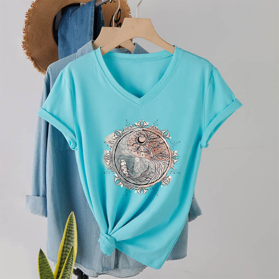 T-shirt Olivenorma con intricato design Yin Yang a tema natura, con albero e carpa koi, con scollo a V. - Lago Blu - 2XL - image 9