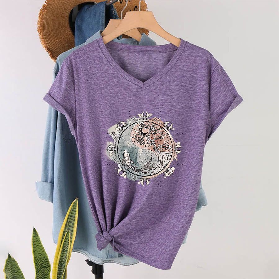 T-shirt Olivenorma con intricato design Yin Yang a tema natura, con albero e carpa koi, con scollo a V. - Viola - 2XL - image 36